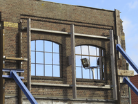 906804 Gezicht op enkele vensters in de voormalige fabriek van de N.V. Draadindustrie Neerlandia (Verlengde ...